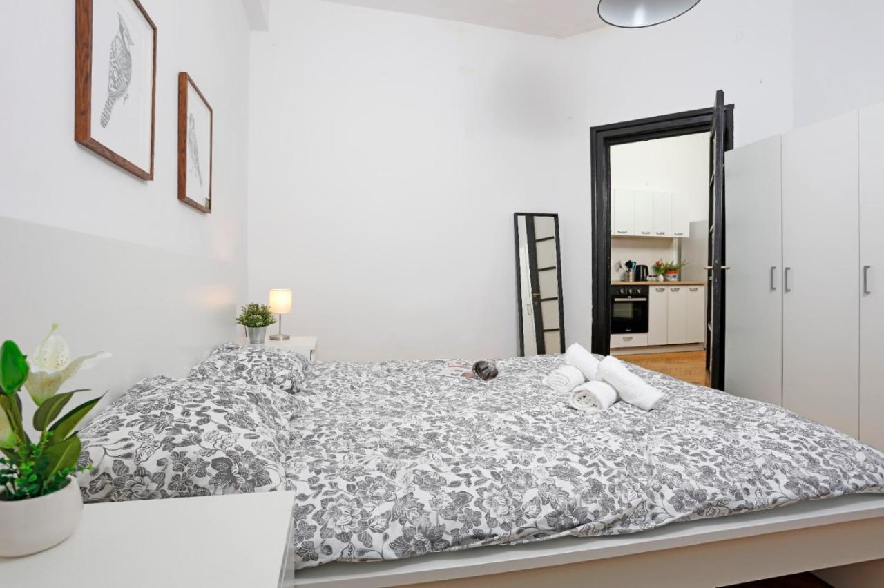 Lovely Apartment With 2 Bedrooms Bucharest Luaran gambar