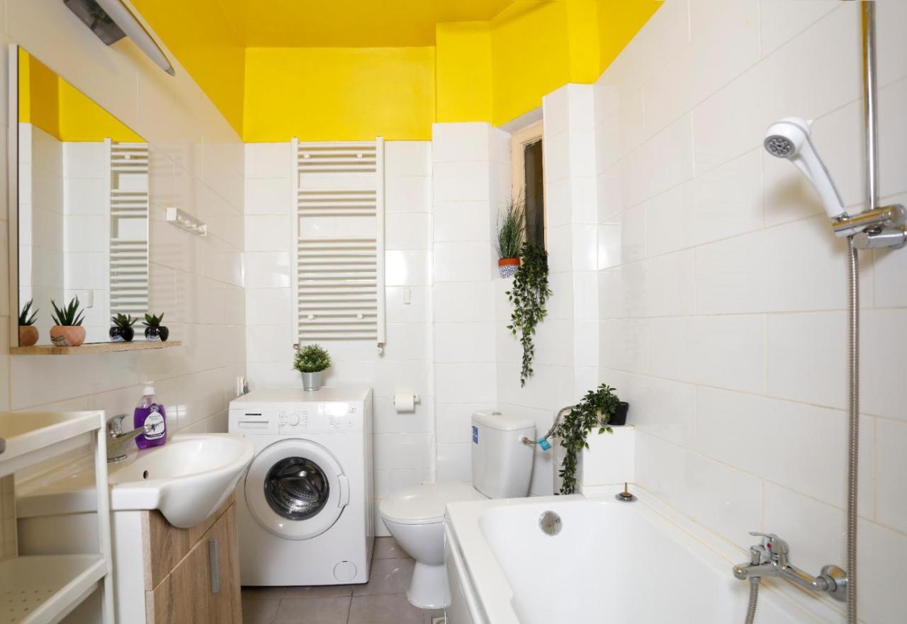 Lovely Apartment With 2 Bedrooms Bucharest Luaran gambar